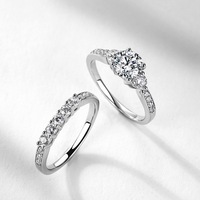 Anillo de Compromiso 2 en 1 de Plata de Ley S925 con Baño de Rodio, Moissanita Redonda Color D VVS1 con Piedras Laterales, Certificado GRA