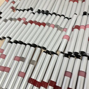 Hydratant liquide végétalien naturel à l'acide hyaluronique, repulpeur et volumateur de lèvres avec effet pailleté argenté et doré, logo personnalisé - Product Image 5