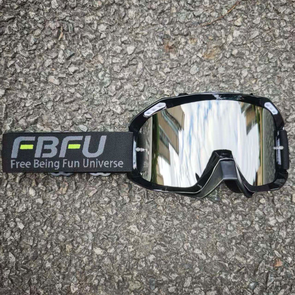 Lunettes argentées à monture noire