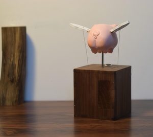 Nuovo Design Artigianale Creativo: Scultura Cinetica Meccanica in Legno a Forma di Maiale Volante, Decorazione Fatta a Mano per Casa e Ufficio - Product Image 6