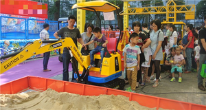 L'Esperienza di Guida dell'Escavatore, un'Attrazione Popolare tra le Celebrità di Internet, è un Successo sia tra Adulti che Bambini. - Product Image 2