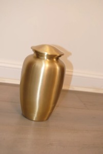 Urna de cremación de latón hecha a mano Acabado dorado clásico y urna de latón dorado simple para cenizas - Product Image 2