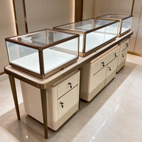 Comptoir de présentation de bijoux de luxe avec 3 vitrines en verre, armoires de rangement verrouillables, finition or champagne, aménagement de boutique