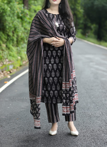 Achetez un ensemble kurta pantalon dupatta en rayonne noire, imprimé, style ethnique, manches trois quarts, tenue traditionnelle, ensemble kurta ethnique élégant. - Product Image 4