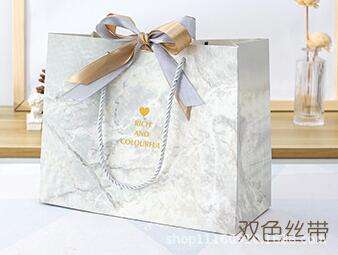 กระดาษแข็งสีขาว; ริบบิ้นสองสี 067; ขนาดกลาง 25.20.12.5