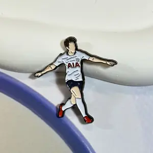 Cina produttore di stile sportivo pin in metallo morbido smalto pin per la collezione