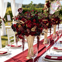 Chemin de table artificiel rouge de 200 cm, arrangement floral mixte de roses bordeaux foncées, d'hortensias et de pivoines, décoration de table