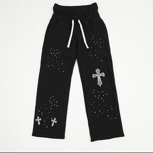 ชุดฮู้ดดี้โอเวอร์ไซส์สีดำสำหรับผู้ชาย สไตล์สตรีทแวร์ ผ้าฝ้าย 100% หนัก 500 กรัม ปักลาย 3 มิติแบบดิสเทรส พร้อมโลโก้ปักและประดับคริสตัล  สำหรับฤดูใบไม้ร่วง - Product Image 5