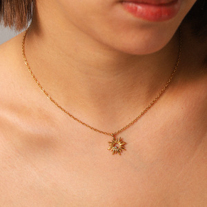 Conjunto de Joyería de Moda para Mujer: Collar, Pendientes y Pulsera de Acero Inoxidable con Diseño de Girasol y Diamantes Incrustados - Product Image 2