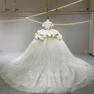 Vestido de Novia JFH18 Royal con Flores 3D y Volantes, Estilo Princesa, Hombros Descubiertos - Product Image 2