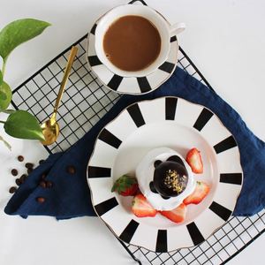 Plato de Cerámica Vintage Blanco y Negro para Desayuno con Borde Dorado, Diseño de Ondas, Puntos y Rayas - Product Image 2