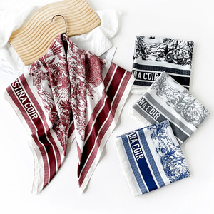 奢华设计师品牌灵感花卉印花斜纹涤纶丝感方巾 90*90 厘米 透气四向弹力夏季头巾 - Product Image 1