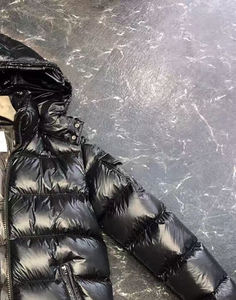 เสื้อแจ็คเก็ตดาวน์หนานุ่มสำหรับผู้ชาย ขายดี มีฮู้ดและสายรัด ขายส่ง สไตล์คลาสสิก คุณภาพสูง - Product Image 3