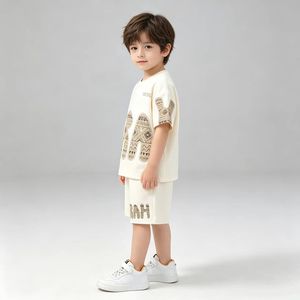 Completo Estivo Tre Pezzi su Misura per Ragazzi, Stile Gentiluomo, Tessuto in Misto Cotone, Laccetto Posteriore con Logo del Marchio - Product Image 2