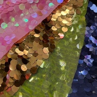 Tissu de luxe dernière génération, extensible dans les 4 sens, en dentelle rose et maille brodée, avec de grandes paillettes irisées multicolores effet sirène, pour robe de mariée et toile de fond