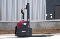 Apilador Eléctrico de 1.5t (1500kg) con Plataforma para Operador, Elevador de Palets para Almacén, Batería de Litio-Ion de 48V, Desplazador Lateral Hidráulico