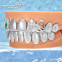 Grillz personnalisé en argent S925 avec pierre précieuse verte en forme de goutte, motif panthère, avec capuchons intégraux polis et détails floraux glacés sur les côtés, bijoux Hip Hop