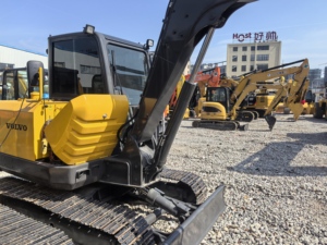 Excavatrice sur chenilles Volvo EC60C d'occasion de haute qualité |   Fabriqué en Suède |   Composants hydrauliques d'occasion de 6 tonnes |   1 an |   Expédition immédiate - Product Image 5