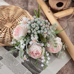 Ramo de Rosas Artificiales CallaFloral con Bayas y Follaje para Decoración de Bodas y Hogar CF01293 - Product Image 1