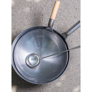 Wok Tradicional de Hierro con Mango de Madera de 32 cm, Engrosado para Estufa de Gas, Libre de PFOA, Solo Lavar a Mano - Product Image 1