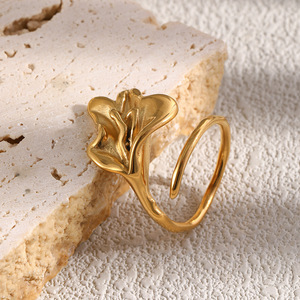 Bague Cocktail en Laiton Plaqué Or en Forme de Plante, Design Ouvert Moderne, Bague Tendance Unisexe pour le Quotidien et les Occasions Festives - Product Image 3