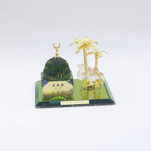 Estatua de cristal duradera con diseño islámico personalizado de una mezquita con una manada de camellos, adecuada como regalo de peregrinación para uso en interiores. - Product Image 1