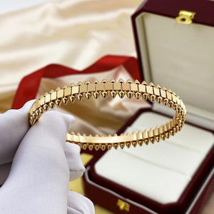 Brazalete de Diseño de Marca, Acero Inoxidable y Chapado en Oro de 18K, de Alta Gama, Unisex, para Regalo, Venta al Por Mayor de Fábrica - Product Image 4