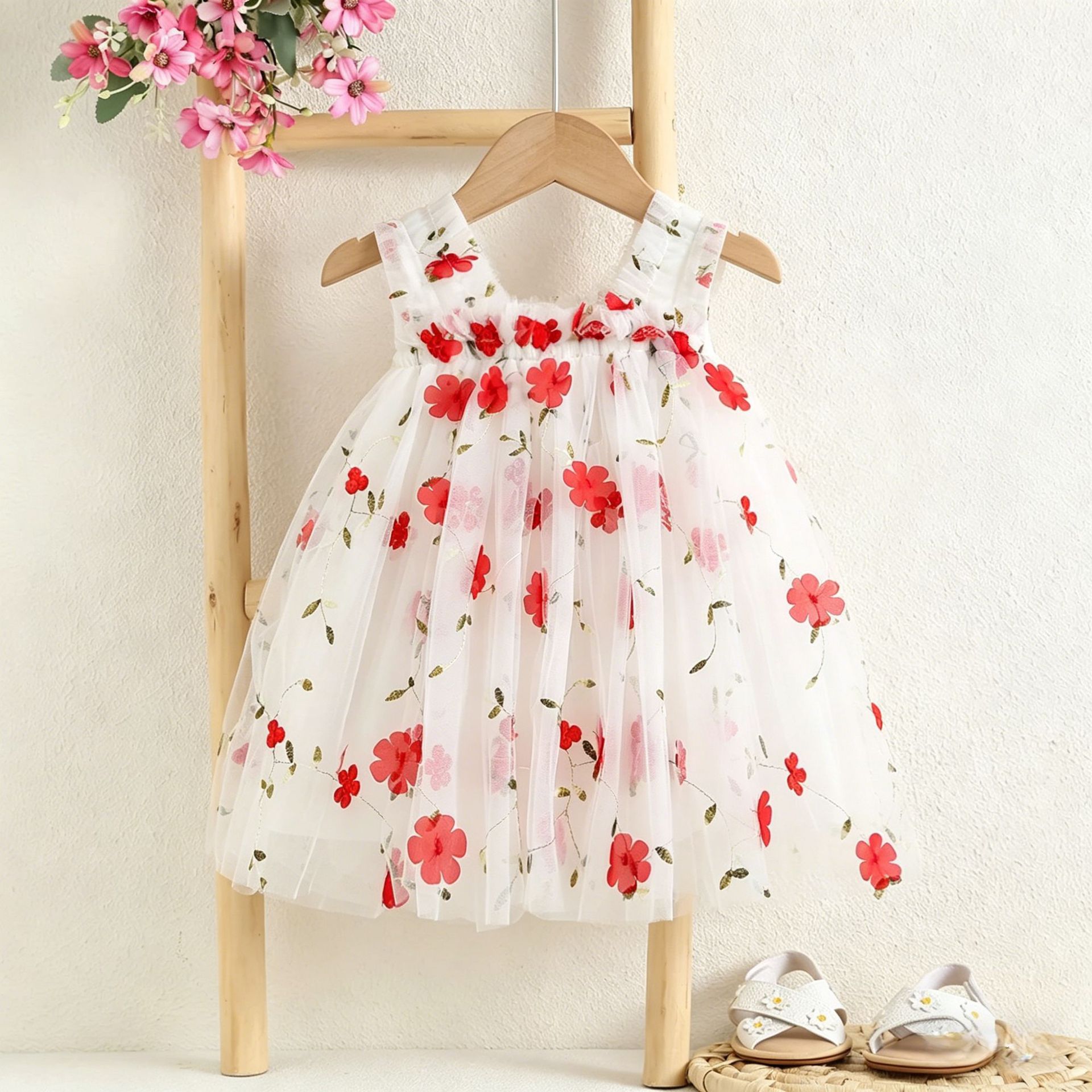 Petite fleur blanche et rouge
