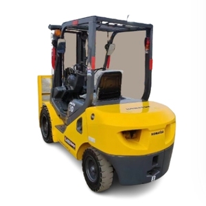 Chariot élévateur diesel Komatsu FD30 d'occasion, 3 tonnes, en bon état, d'origine japonaise, avec déplaceur latéral hydraulique, pneus pleins - Product Image 1