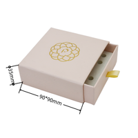 Boîtes d'emballage rigides pour bijoux en carton recyclable avec logo personnalisé en relief, 5x5x3cm 9x9x3.5cm pour bagues, boucles d'oreilles, doublure en coton