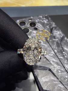 Anillo de Platino de Lujo para Mujer con Detalles de Diamantes, Diseño Contemporáneo y Elegante, Opción de Joyería Perfecta para Compromiso o Aniversario - Product Image 4