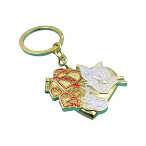 Porte-clés en métal personnalisé en forme de cœur de dessin animé avec design à rabat magnétique, en alliage de zinc doré, cadeau d'affaires, article promotionnel - Product Image 5