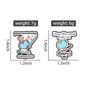 Épinglette <span class=keywords><strong>en</strong></span> émail « Ne pas se laisser détourner des sous-tâches » : Grenouille mignonne avec épée, citation de <span class=keywords><strong>jeu</strong></span>, broche, badge de revers - Product Image 6