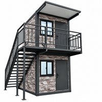 Maison modulaire conteneurisée à deux étages en gros avec revêtement à motif pierre et escalier extérieur pour projets de complexes hôteliers tropicaux