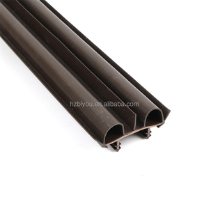 Joint <span class=keywords><strong>de</strong></span> <span class=keywords><strong>bas</strong></span> <span class=keywords><strong>de</strong></span> <span class=keywords><strong>porte</strong></span> universel réglable en métal <span class=keywords><strong>de</strong></span> style industriel avec brosse en plastique durable pour l'extérieur, la maison et l'hôtel - Product Image 5