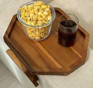 2023 Venta caliente sofá de madera taza soporte para aperitivos bandeja de descanso Acacia sofá reposabrazos bandeja Mesa bambú sofá brazo bandeja