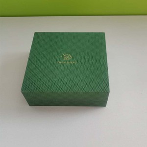 Boîte de rangement pour montres en cuir vert carré de luxe haut de gamme personnalisable avec plateau intérieur, en vente comme cadeau spécial, étui à montres - Product Image 4