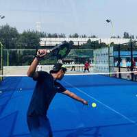 Terrain de padel classique pour le jeu de paddle-tennis, terrains de padel intérieurs et extérieurs, cancha de padel avec poteaux aux coins