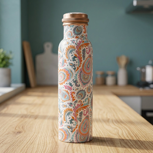 Botella de agua metálica con diseño estético y tapa, portátil para viajes. - Product Image 1