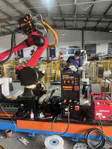Robot de soudage industriel MIG500 à 6 axes sur rail - Product Image 3