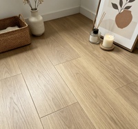 Plancher stratifié imperméable AC5 à système de clic |   Plancher en HDF à motif chêne de 12 mm d'épaisseur avec personnalisation OEM