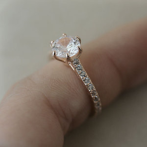 Anello classico a sei punte per donna, design con intarsi scintillanti, gioielli eleganti e alla moda - Product Image 3