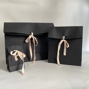 ซองกระดาษคราฟท์สีดำแบบกำหนดเองพร้อมพิมพ์ UV - บรรจุภัณฑ์แบรนด์พรีเมียมสำหรับของขวัญและเสื้อผ้าสุดหรู - Product Image 2