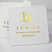 Carte de marque personnalisée en papier coton 300 g/m² avec logo en feuille d'or brillante à bords gaufrés et autocollant pour emballage de boîte