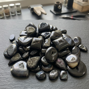 Vente en gros de cabochons en onyx druzy noir naturel, pierres précieuses en vrac, taille et poids personnalisables, provenant du Rajasthan, pour la fabrication de bijoux, MAHNAJ GEMS - Product Image 3