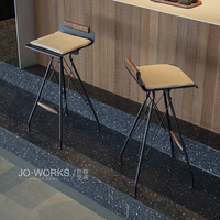 Tabouret de bar moderne en acier avec assise en bois de noyer, cadre noir, chaise de comptoir pour bar commercial ou domestique