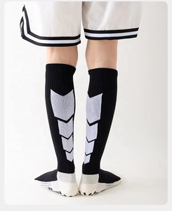 Calcetines Deportivos de Fútbol Blancos y Rojos de Alta Calidad para Hombre y Mujer, Calcetines de Algodón Transpirables Antideslizantes con Goma para Niños - Product Image 4