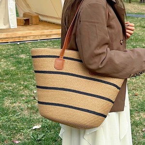 Bolso de paja para mujer, de moda de verano, tipo tote, de gran capacidad, tejido, estilo cubo, para venta al por mayor de prendas y bolsos. - Product Image 3
