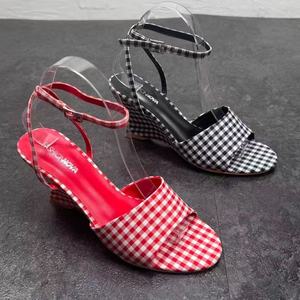 Plataformas con Tiras y Hebilla, Diseño de Punta Abierta, Tacones Altos a Rayas y Cuadros Rojos y Negros, Cómodas, Transpirables, Estilo A-Line, Tendencia de Moda - Product Image 2