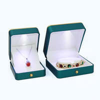 Boîte à bijoux verte avec bordure dorée et lumière LED pour pendentif, bague, collier, bracelet (style rectangulaire/carré tendance)